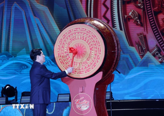 Chủ tịch nước Lương Cường đánh trống khai Xuân Bính Ngọ 2026. (Ảnh: Lâm Khánh/TTXVN) ttxvn-chu-tich-nuoc-du-chuong-trinh-nghe-thuat-dac-biet-xuan-que-huong-2026-8581327.jpg