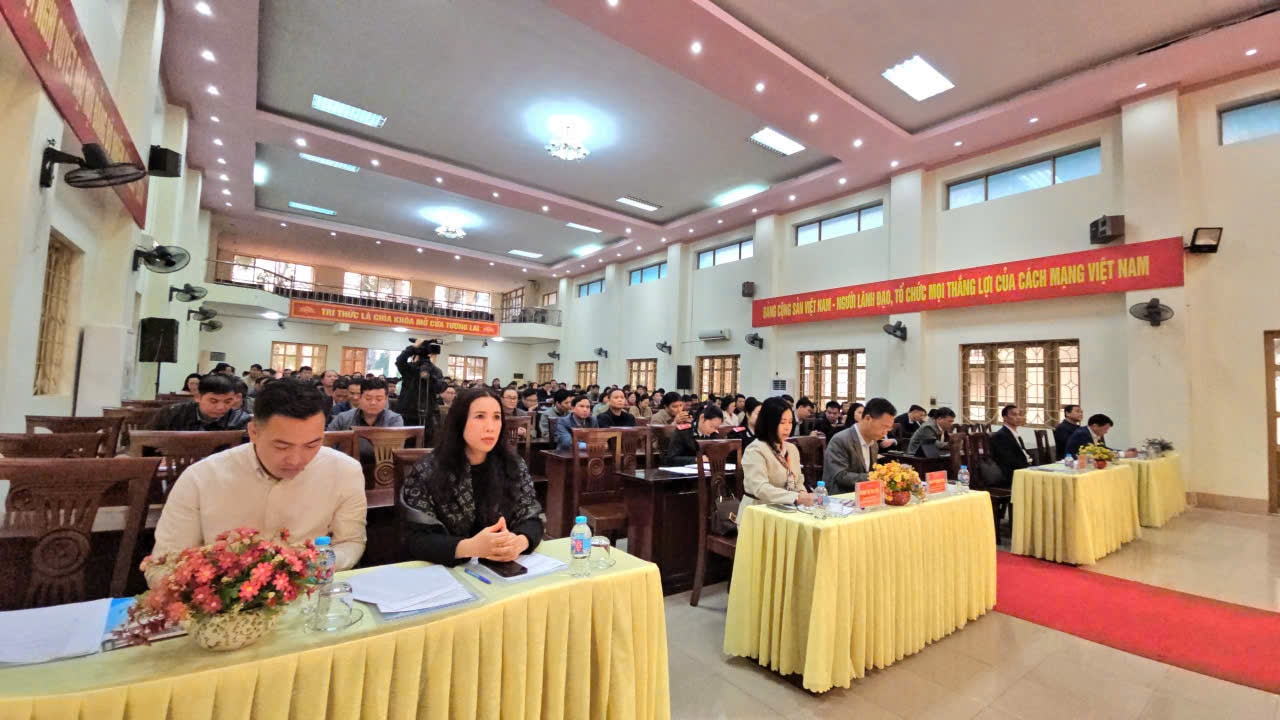 Bà Đào Ngọc Thanh Tuyền, ông Hoàng Văn Thưởng Chủ nhiệm lớp học.