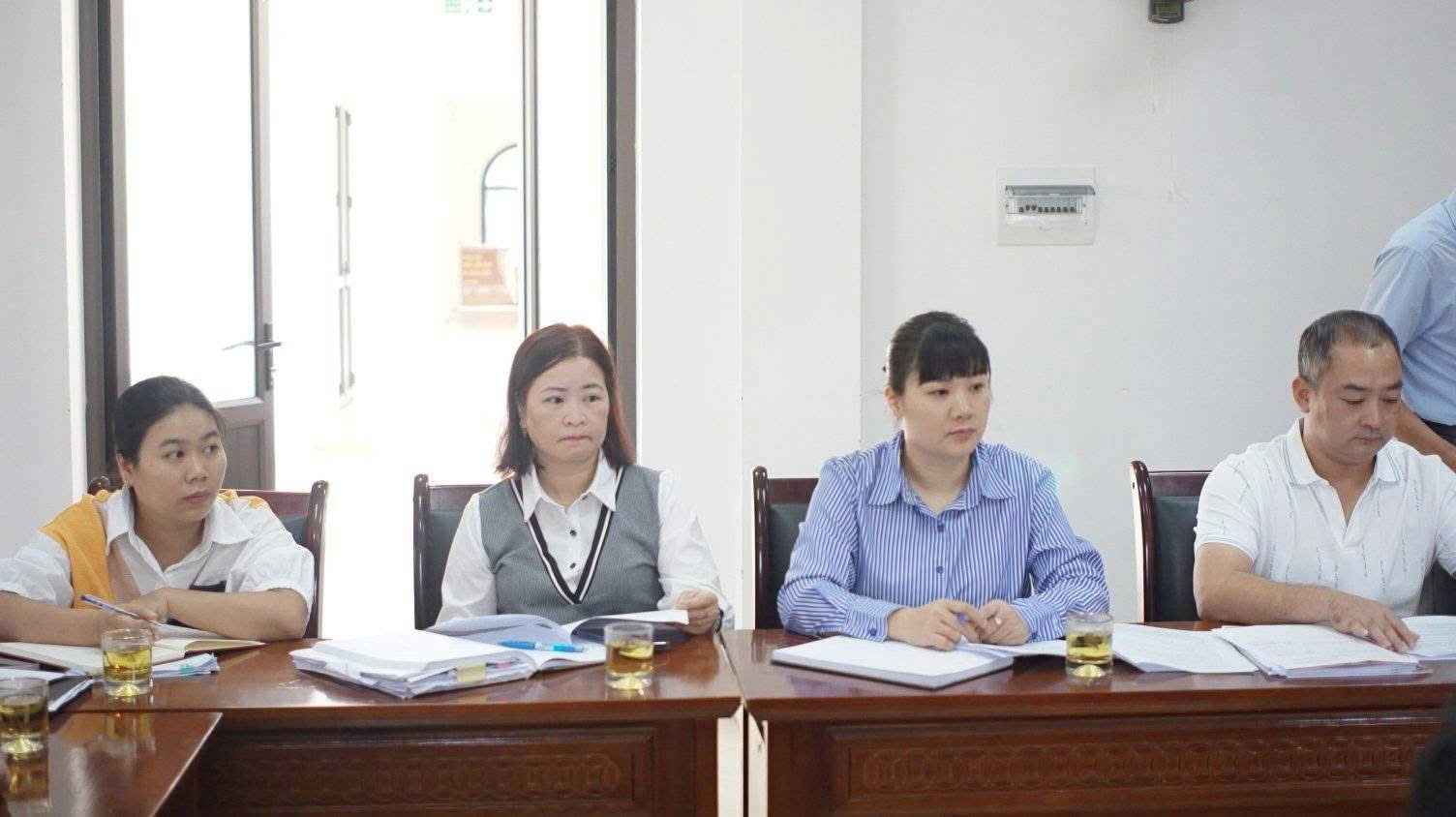 Bà Kim Thị Phương Oanh, Chuyên viên Văn phòng HĐND - UBND xã Tả Van cùng các đồng nghiệp tham gia tiếp công dân