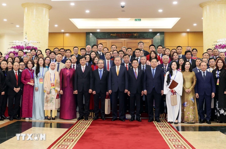 Tổng Bí thư Tô Lâm với các đại biểu tham dự Chương trình Xuân Quê hương 2026. (Ảnh: An Đăng/TTXVN)