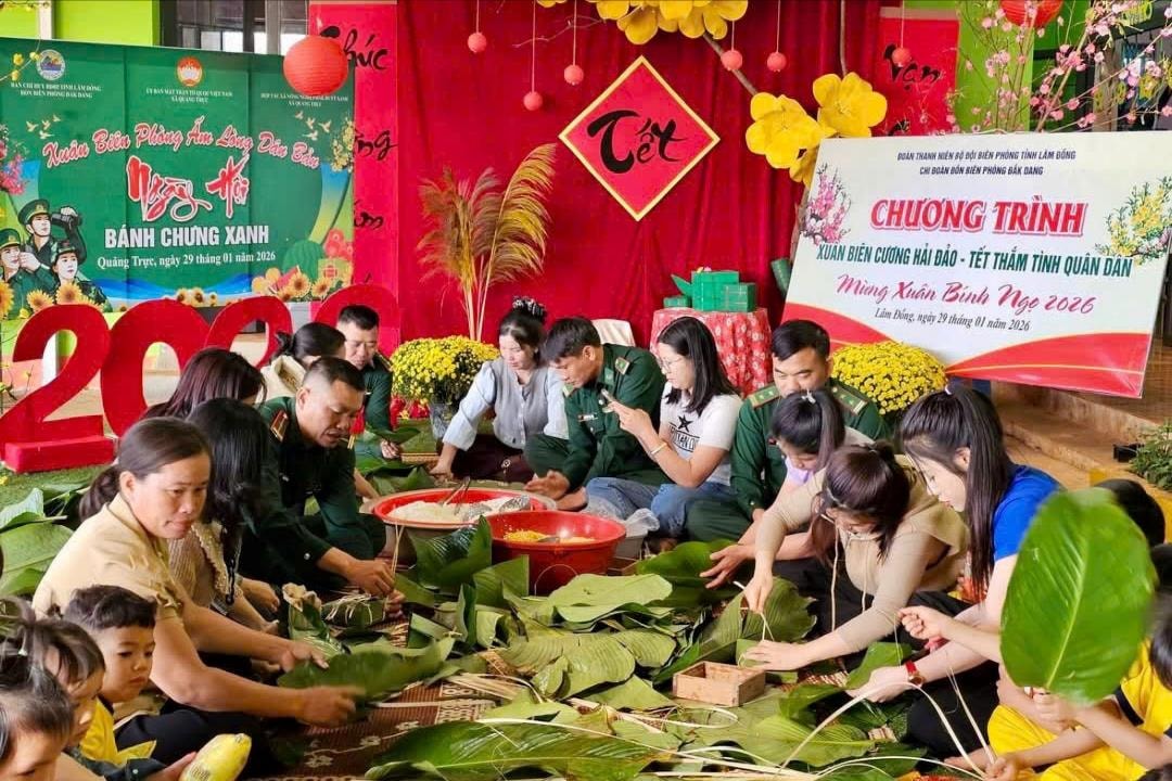 Các chiến sỹ biên phòng cùng gói bánh chưng với chương trình 