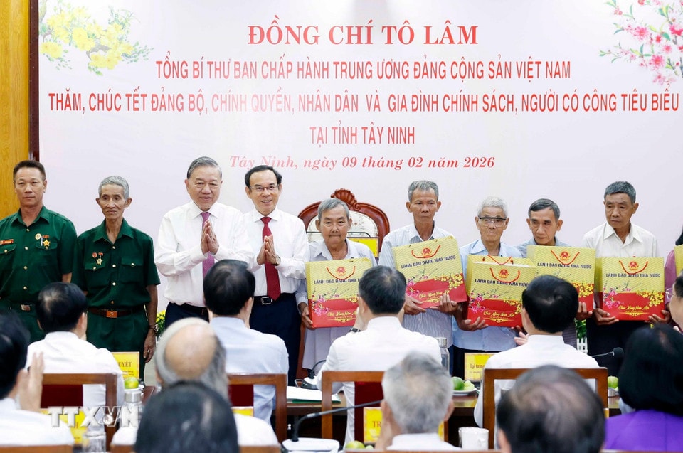 Tổng Bí thư Tô Lâm tặng quà, chúc Tết các gia đình chính sách và người có công tiêu biểu tỉnh Tây Ninh. (Ảnh: Thống Nhất/TTXVN)