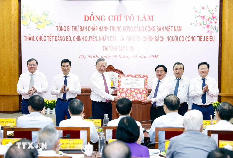 Tổng Bí thư Tô Lâm tặng quà, chúc Tết Đảng bộ, chính quyền tỉnh Tây Ninh. (Ảnh: Thống Nhất/TTXVN)