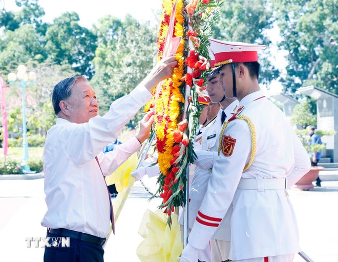 Chiều 9/2/2026, tại Tỉnh Tây Ninh, Tổng Bí thư Tô Lâm và đoàn công tác Trung ương đến dâng hoa, dâng hương tại Nghĩa trang Liệt sỹ Trà Võ. (Ảnh: Thống Nhất/TTXVN) ttxvn-tong-bi-thu-to-lam-dang-hoa-dang-huong-tai-nghia-trang-liet-sy-tra-vo-4-resize.jpg