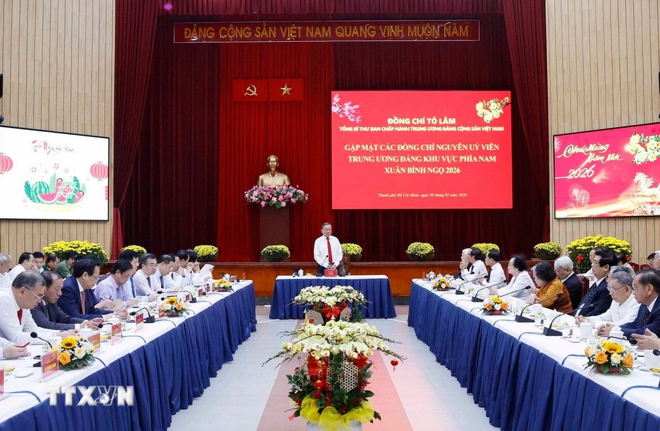 Tổng Bí thư Tô Lâm gặp mặt các đồng chí nguyên Ủy viên Trung ương Đảng khu vực phía Nam nhân dịp đón Xuân Bính Ngọ 2026. (Ảnh: Thống Nhất/TTXVN)