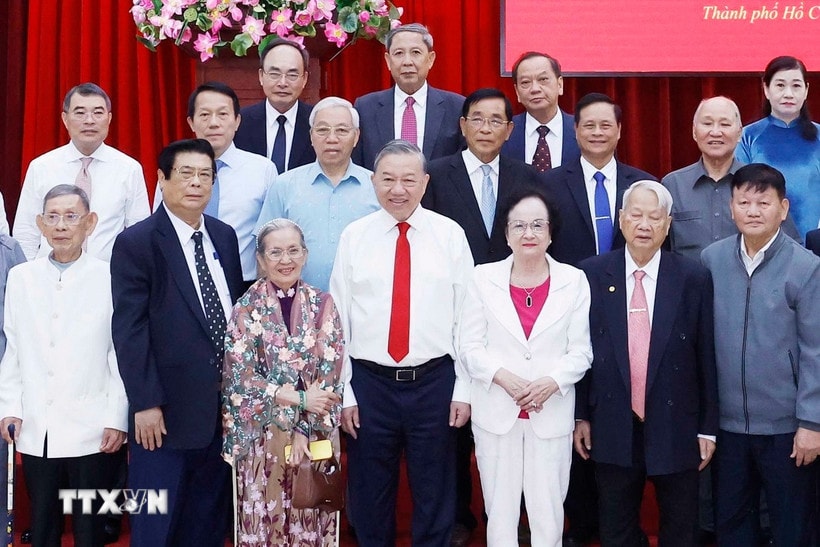 Tổng Bí thư Tô Lâm gặp mặt các đồng chí nguyên Ủy viên Trung ương Đảng khu vực phía Nam nhân dịp đón Xuân Bính Ngọ 2026. (Ảnh: Thống Nhất/TTXVN)