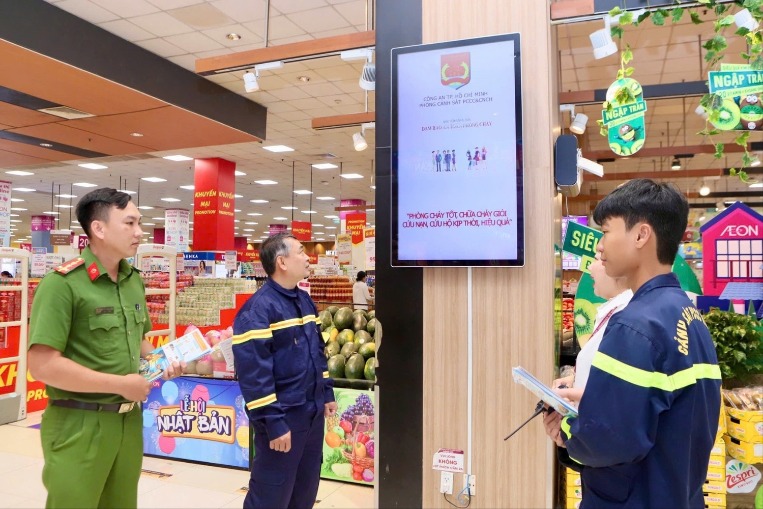 Hệ thống màn hình led tuyên truyền PCCC được lắp đặt ở một siêu thị tại TP. Hồ Chí Minh