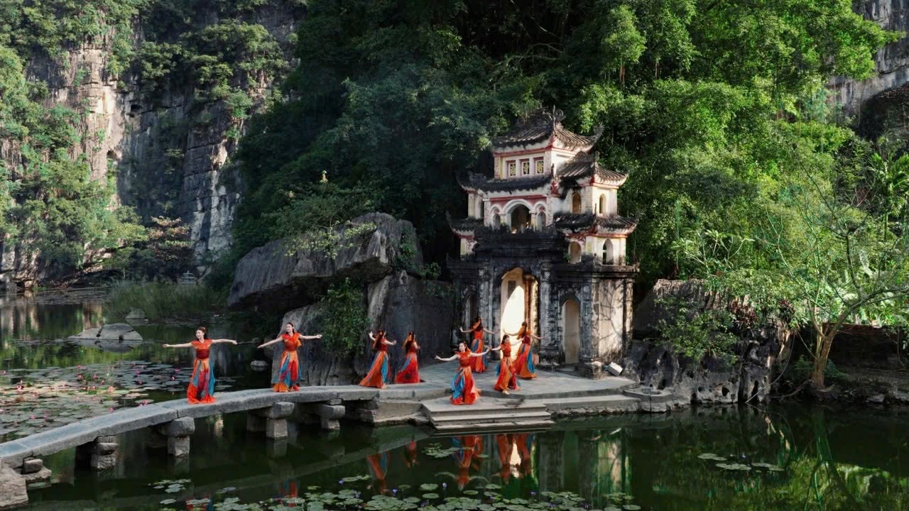 huyen-su-viet.jpg