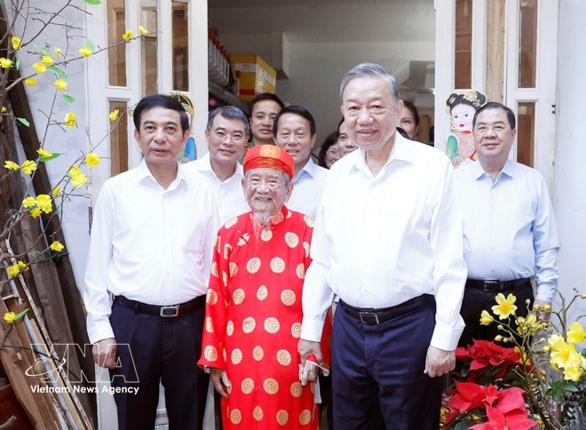 Party General Secretary To Lam and veteran researcher Nguyen Dinh Tu (Photo: VNA) nguyen-dinh-tu-2.jpg