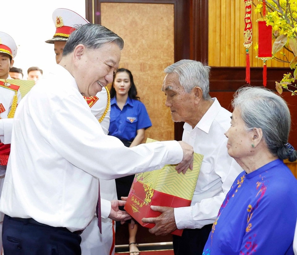 Tổng Bí thư Tô Lâm tặng quà cho gia đình chính sách và người có công tiêu biểu. Ảnh: Thống Nhất/TTXVN