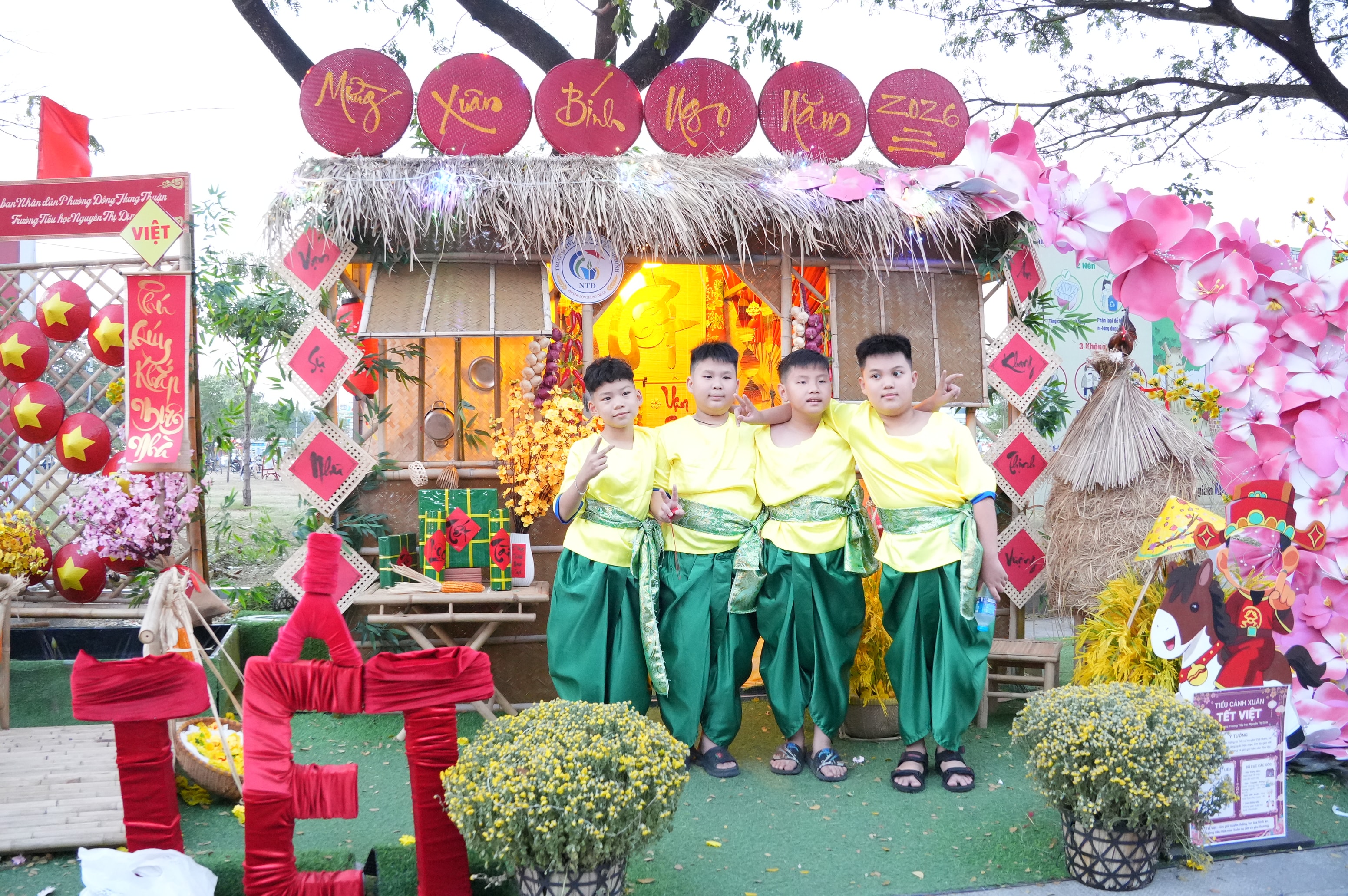 Esposizioni in miniatura per il pubblico al mercato dei fiori del Tet 2026 nel quartiere di Dong Hung Thuan.