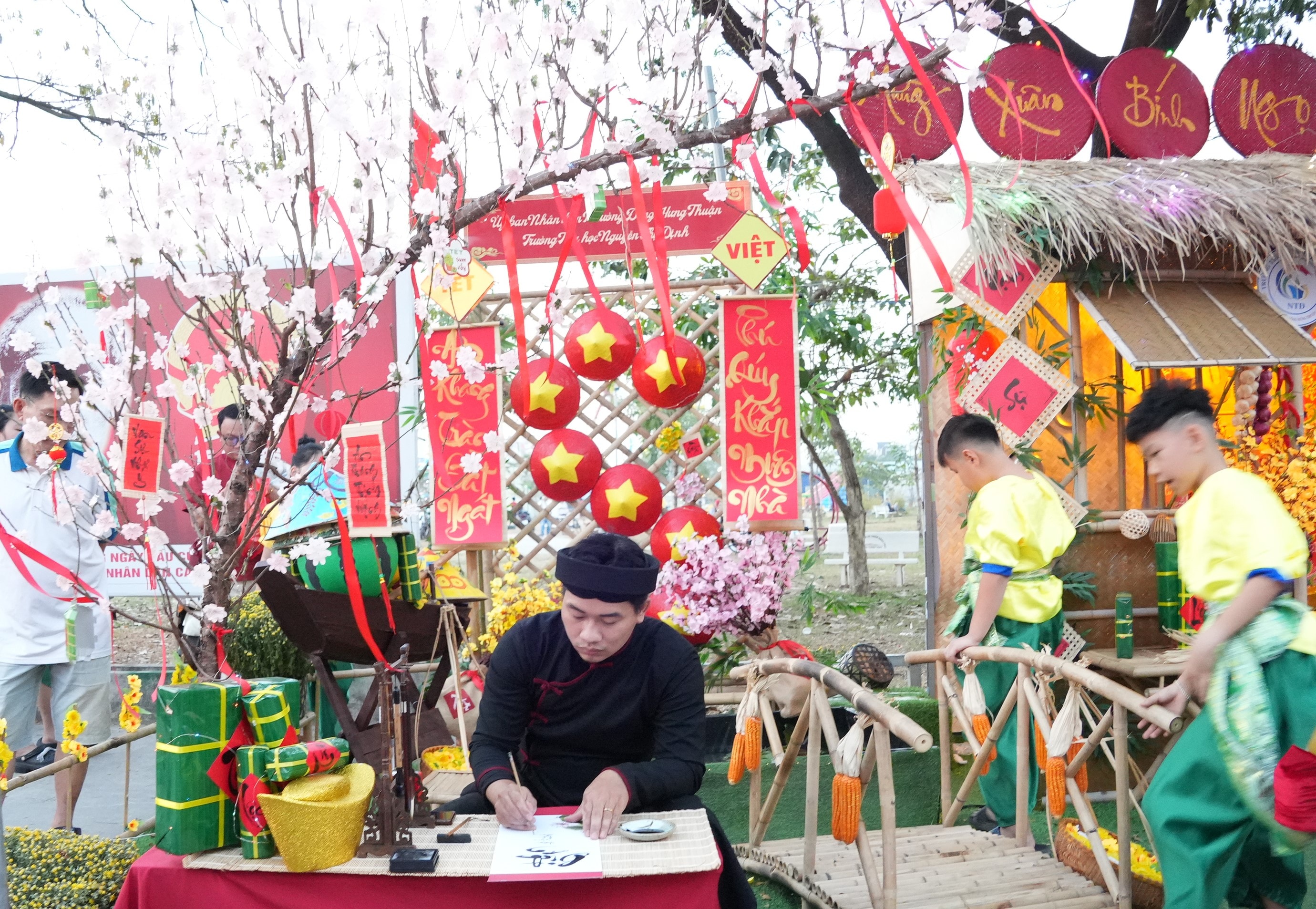 Immagine di un calligrafo al mercato dei fiori.
