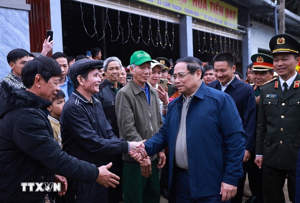 Thủ tướng Phạm Minh Chính với nhân dân xã Cẩm Thạch, Thanh Hóa. (Ảnh: Dương Giang/TTXVN)