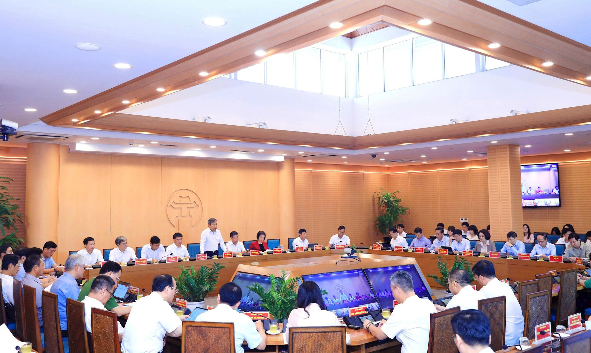 Các đại biểu tham dự phiên họp tập thể UBND thành phố tháng 10:
