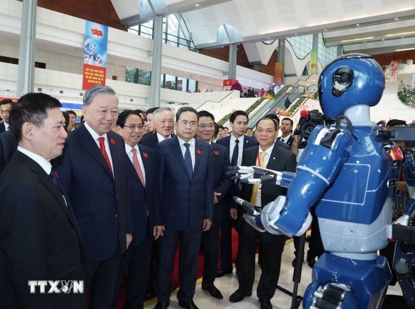 Party General Secretary To Lam ( second, from left) visits an exhibition showcasing the government's achievements in science, technology, innovation, and digital transformation. (Photo: VNA)