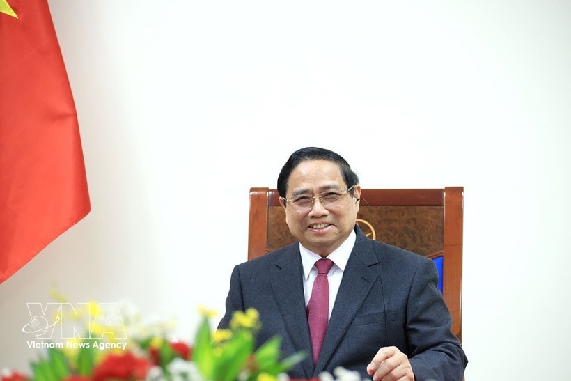 PM Pham Minh Chinh in the phone talks with his Singaporean counterpart Lawrence Wong. (Photo: VNA)