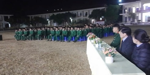 Ngày hội tư vấn, hướng nghiệp và giới thiệu việc làm cho thanh niên hoàn thành nghĩa vụ quân sự. Ảnh VLSL”