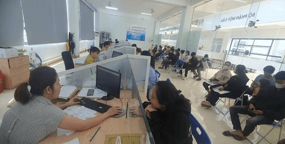 Người lao động làm thủ tục hưởng bảo hiểm thất nghiệp tại bộ phận một cửa của Trung tâm Dịch vụ việc làm tỉnh Đắk Lắk. Ảnh VLĐL