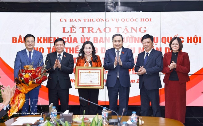 National Assembly Chairman Tran Thanh Man (third, right) presents the Certificate of merit to vnanet-vna-net-chu-tich-quoc-hoi-tran-thanh-man-tang-bang-khen-cho-tap-the-bao-dai-bieu-nhan-dan-dat-thanh-tich-xuat-sac-trong-cong-tac-chuyen-doi-so.jpg