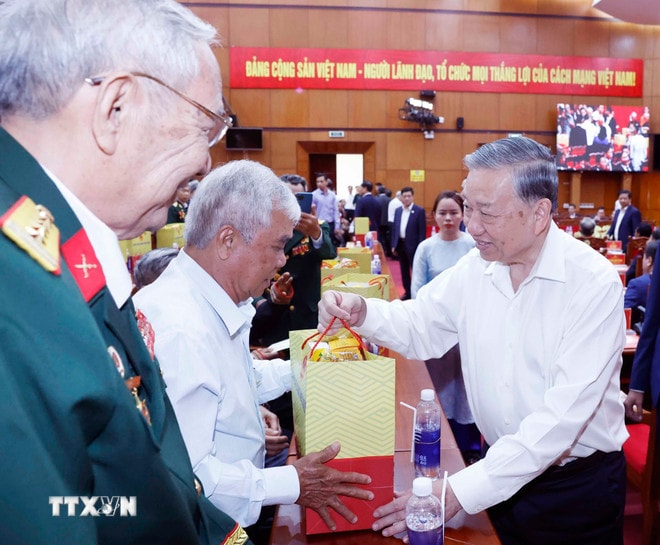 Tổng Bí thư Tô Lâm tặng quà cho đại diện gia đình chính sách, người có công. (Ảnh: Thống Nhất/TTXVN) ttxvn-tong-bi-thu-tham-chuc-tet-dang-bo-chinh-quyen-va-nhan-dan-tinh-dak-lak2.jpg