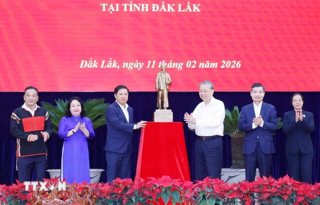 Tổng Bí thư Tô Lâm tặng bức tượng Bác Hồ cho Đảng bộ, chính quyền và Nhân dân tỉnh Đắk Lắk. (Ảnh: Thống Nhất/TTXVN) ttxvn-tong-bi-thu-tham-chuc-tet-dang-bo-chinh-quyen-va-nhan-dan-tinh-dak-lak9.jpg