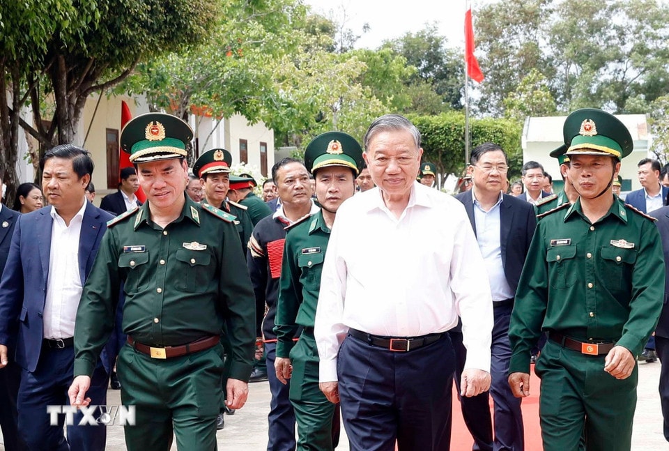 Tổng Bí thư Tô Lâm, Bí thư Quân ủy Trung ương thăm, chúc Tết cán bộ chiến sỹ Đồn Biên phòng EA Hleo, tỉnh Đắk Lắk. (Ảnh: Thống Nhất/TTXVN)
