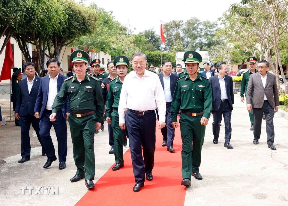 Tổng Bí thư Tô Lâm, Bí thư Quân ủy Trung ương thăm, chúc Tết cán bộ chiến sỹ Đồn Biên phòng EA Hleo, tỉnh Đắk Lắk. (Ảnh: Thống Nhất/TTXVN)