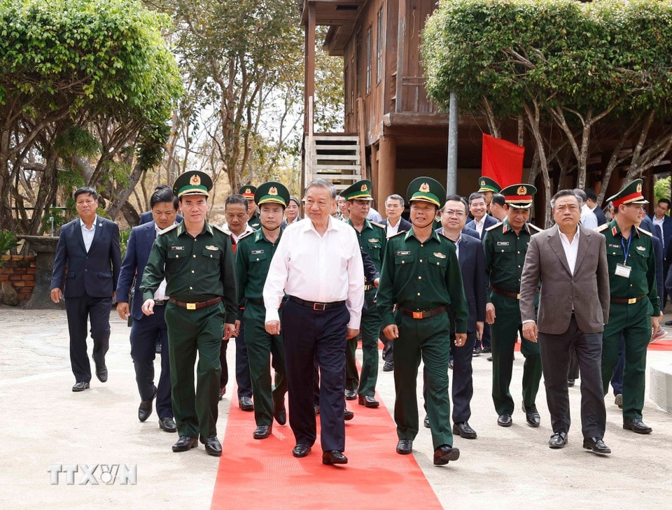 Tổng Bí thư Tô Lâm, Bí thư Quân ủy Trung ương thăm, chúc Tết cán bộ chiến sỹ Đồn Biên phòng EA Hleo, tỉnh Đắk Lắk. (Ảnh: Thống Nhất/TTXVN)