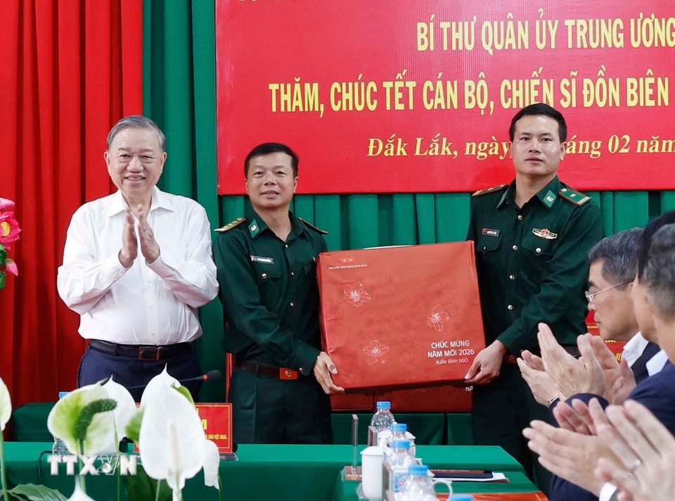 Tổng Bí thư Tô Lâm, Bí thư Quân ủy Trung ương tặng quà Tết cán bộ chiến sỹ Đồn Biên phòng EA Hleo, tỉnh Đắk Lắk. (Ảnh: Thống Nhất/TTXVN)