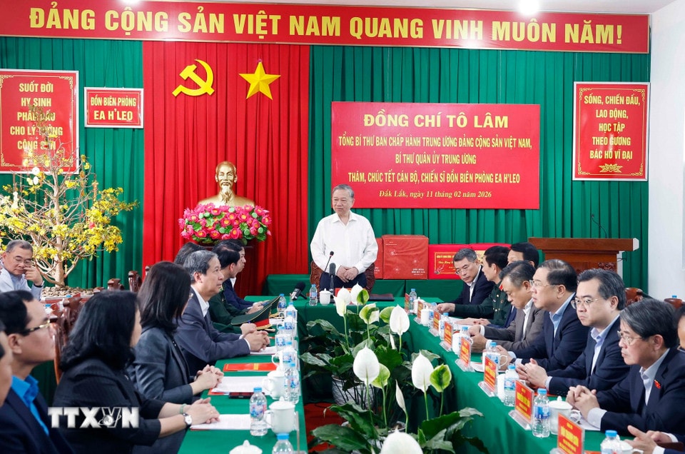 Tổng Bí thư Tô Lâm, Bí thư Quân ủy Trung ương chúc Tết cán bộ chiến sỹ Đồn Biên phòng EA Hleo, tỉnh Đắk Lắk. (Ảnh: Thống Nhất/TTXVN)