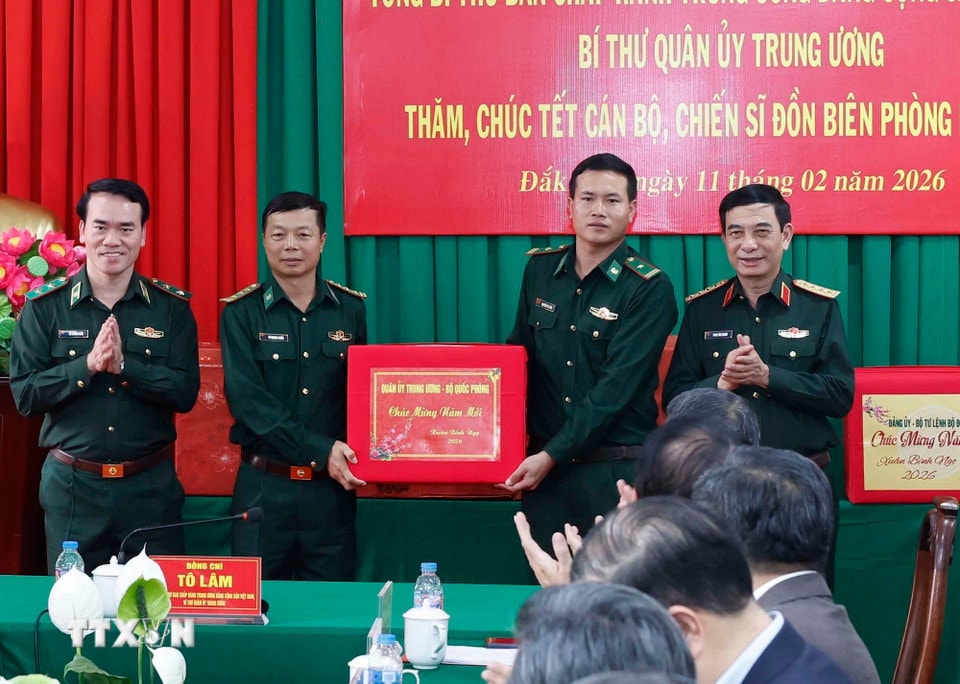 Đại tướng, Bộ trưởng Quốc phòng Phan Văn Giang tặng quà Tết cán bộ chiến sỹ đồn biên phòng EA Hleo, tỉnh Đắk Lắk. (Ảnh: Thống Nhất/TTXVN)