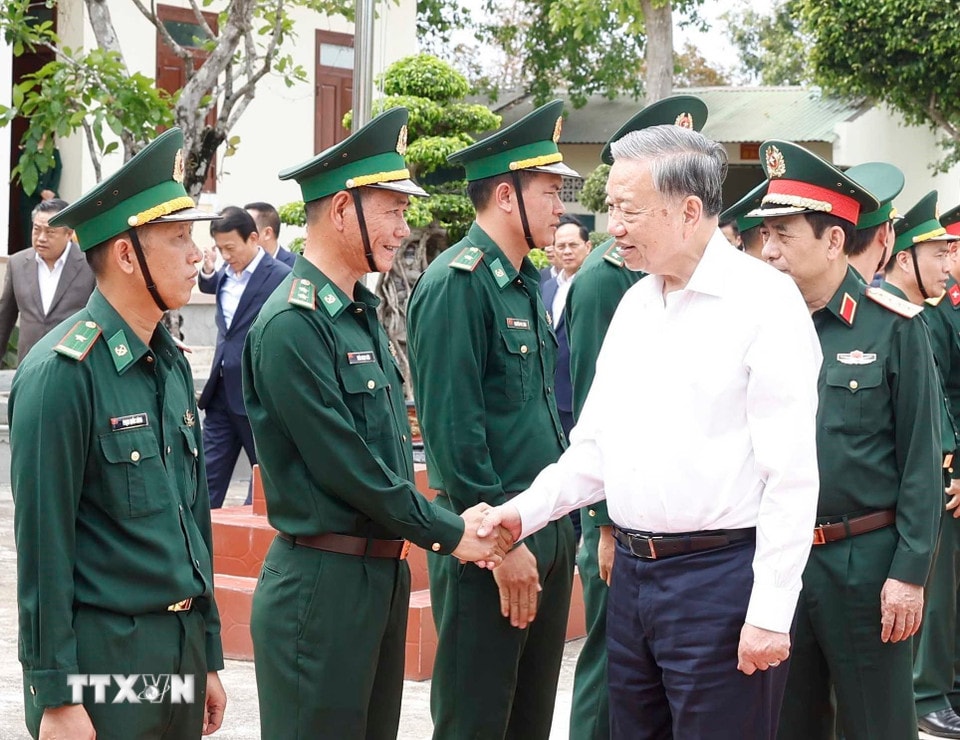 Tổng Bí thư Tô Lâm, Bí thư Quân ủy Trung ương thăm, chúc Tết cán bộ chiến sỹ biên phòng EA Hleo, tỉnh Đắk Lắk. (Ảnh: Thống Nhất/TTXVN)