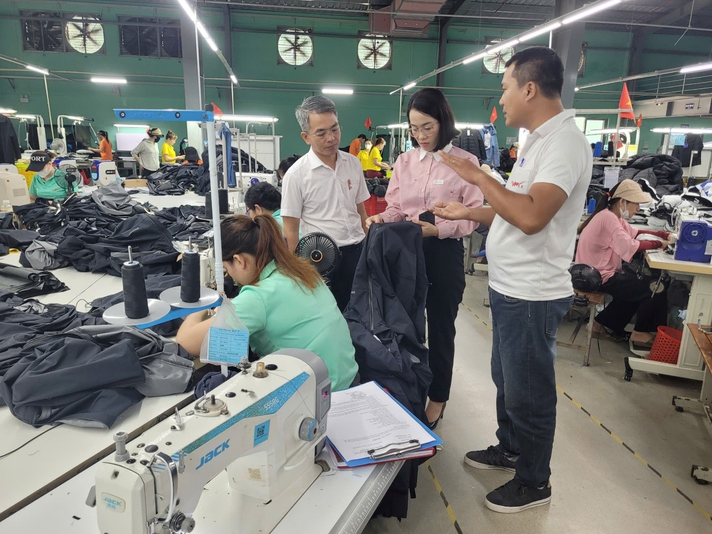 Lãnh đạo Sở Nội vụ tỉnh Quảng Trị trực tiếp làm việc, nắm tình hình tại một số doanh nghiệp trong tỉnh. Ảnh NVQT