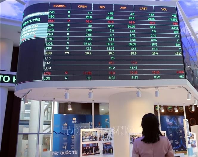 An investor monitors the developments of the stock market. Photo: VNA