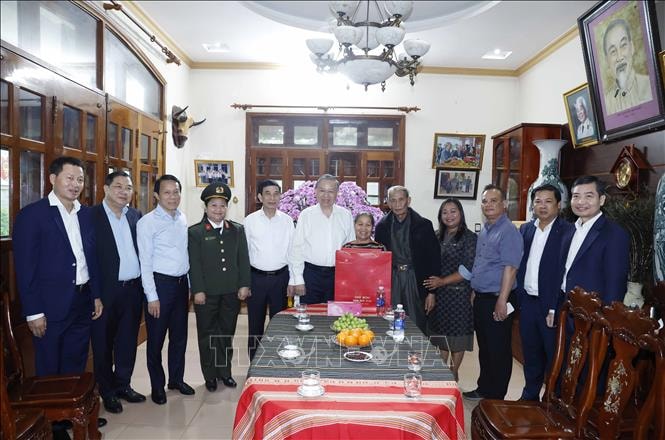 vna_potal_tong_bi_thu_tham_chuc_tet_nguyen_bi_thu_tinh_uy_dac_lak_stand (1)