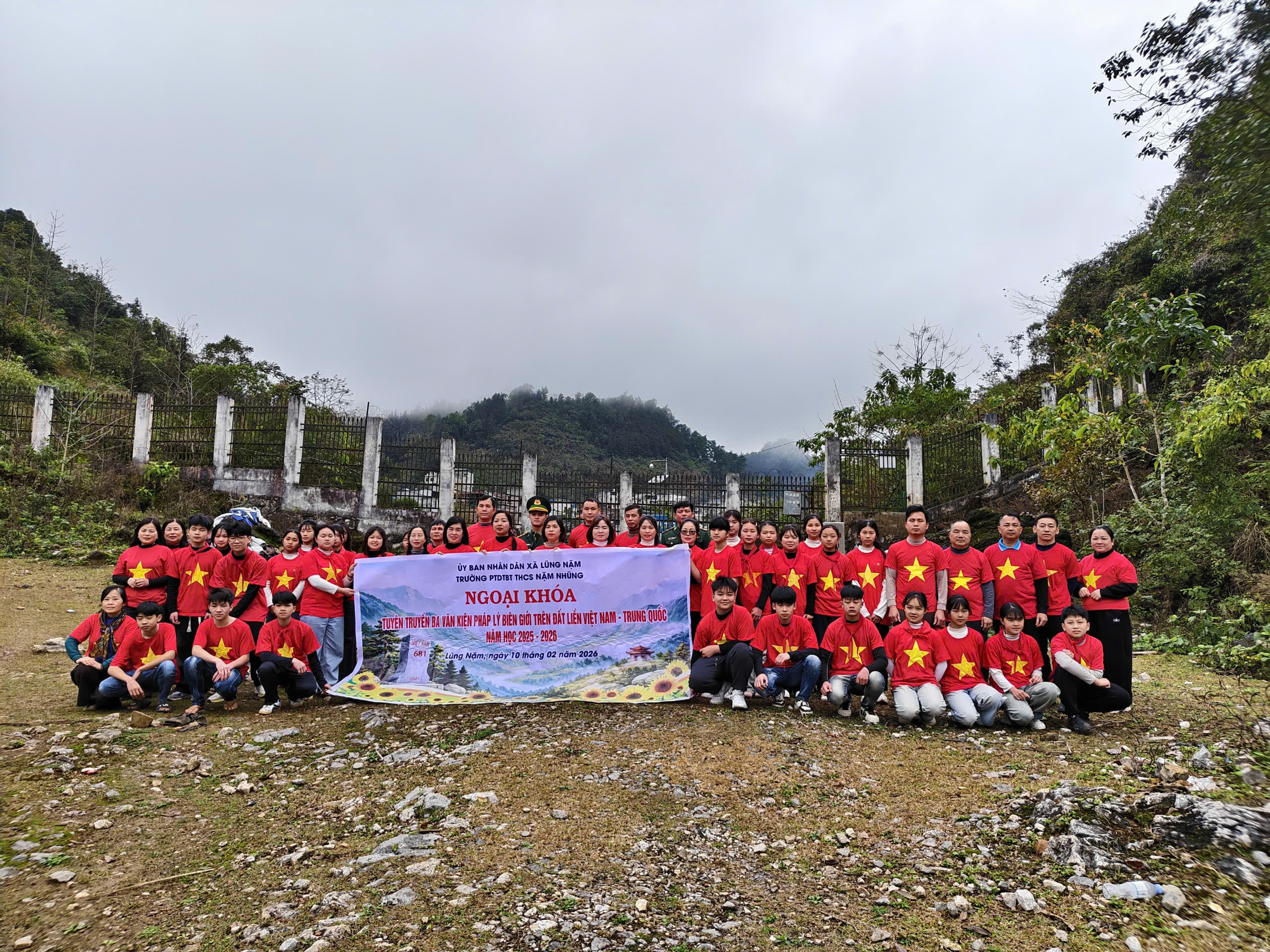 Đồn Biên phòng Lũng Nặm phối hợp với nhà trường tổ chức chương trình ngoại khoá “Tiết học biên cương”.