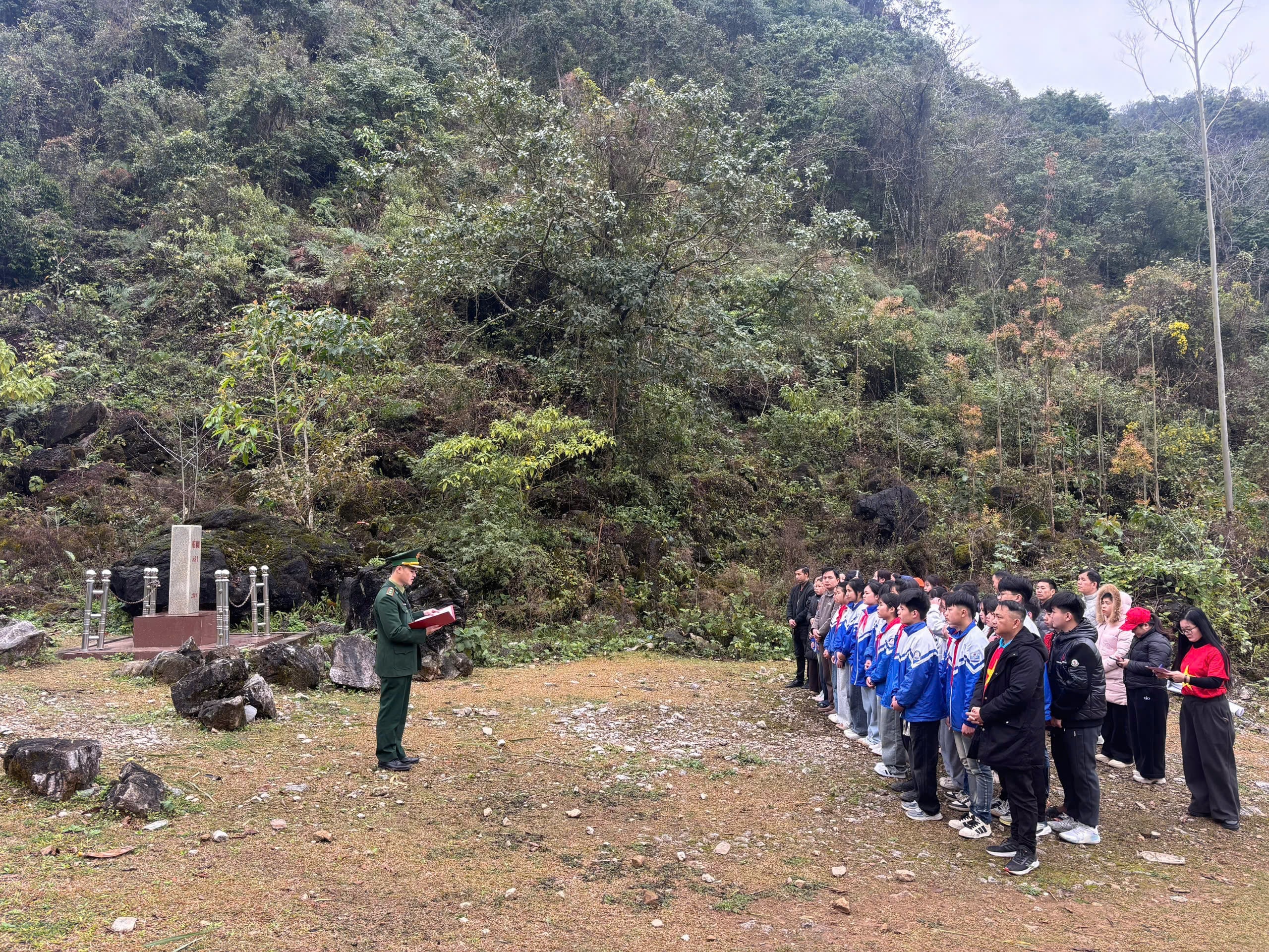 Chương trình ngoại khoá giúp các em học sinh hiểu rõ trách nhiệm của mỗi công dân trong việc giữ gìn đường biên, cột mốc.