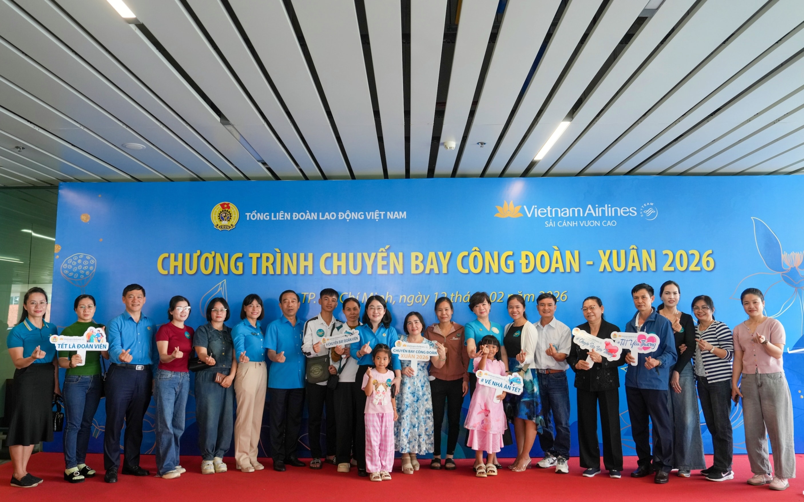 2. Tổng Liên đoàn Lao động (LĐLĐ) Việt Nam phối hợp cùng Vietnam Airlines đã tổ chức Lễ tiễn đoàn viên, người lao động tham gia chương trình “Chuyến bay Công đoàn - Xuân 2026”