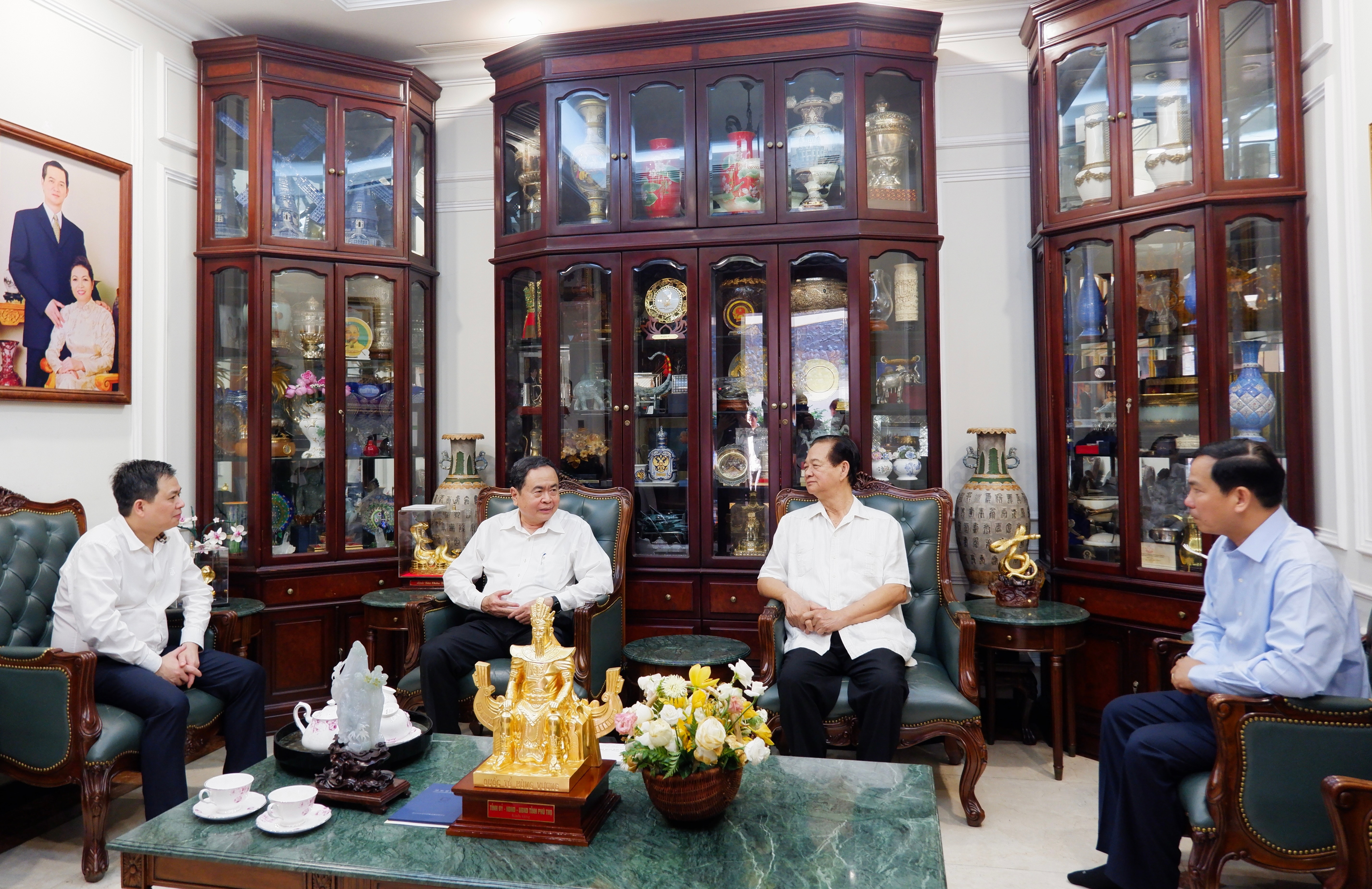 Chủ tịch Quốc hội Trần Thanh Mẫn thăm, chúc Tết nguyên Ủy viên Bộ Chính trị, nguyên Thủ tướng Nguyễn Tấn Dũng. Ảnh: Hoa Lê