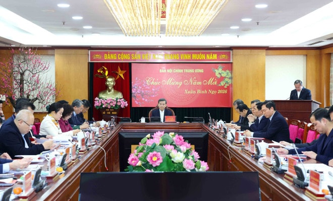 An overview of the meeting to discuss a project reviewing 20 years of implementing the Resolution of the third meeting of the 10th Party Central Committee on strengthening the Party’s leadership over the fight against corruption and wastefulness. (Photo: VNA) feb12-7.jpg