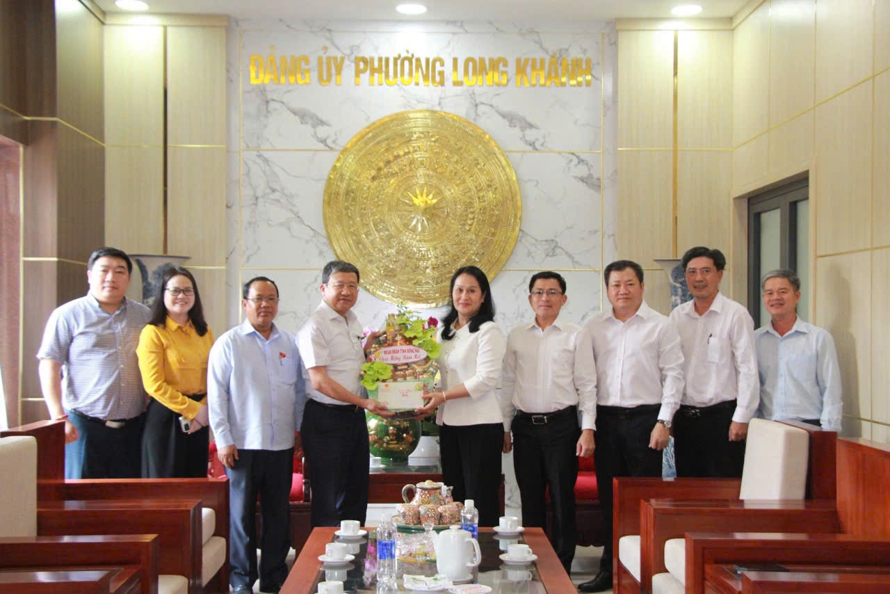 Phó Bí thư Đảng ủy Quốc hội Vũ Hải Hà trao quà Tết tặng Đảng ủy, UBND phường Long Khánh
