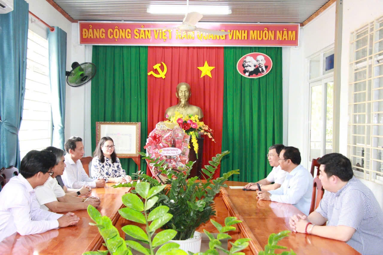 Phó Bí thư Đảng ủy Quốc hội Vũ Hải Hà trao quà Tết tặng Đảng ủy, UBND xã Xuân Định