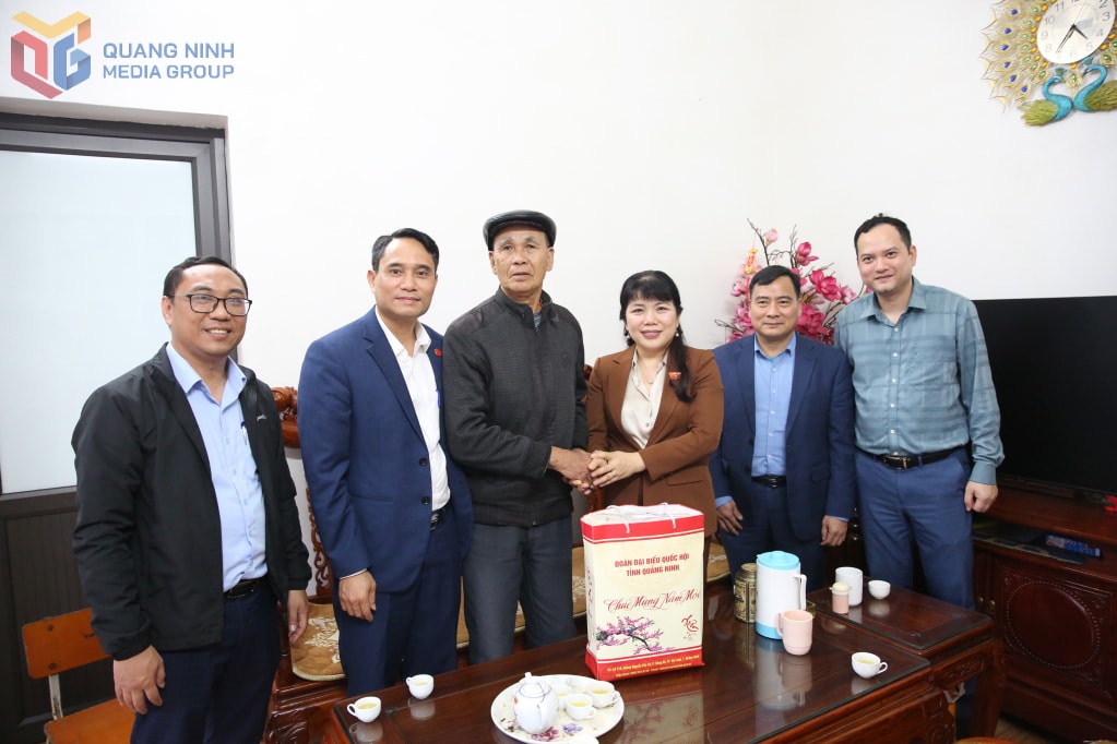 Phó Trưởng Đoàn ĐBQH tỉnh Nguyễn Thị Thu Hà thăm hỏi, chúc Tết gia đình bệnh binh Đỗ Thanh Tần, xã Hải Hòa