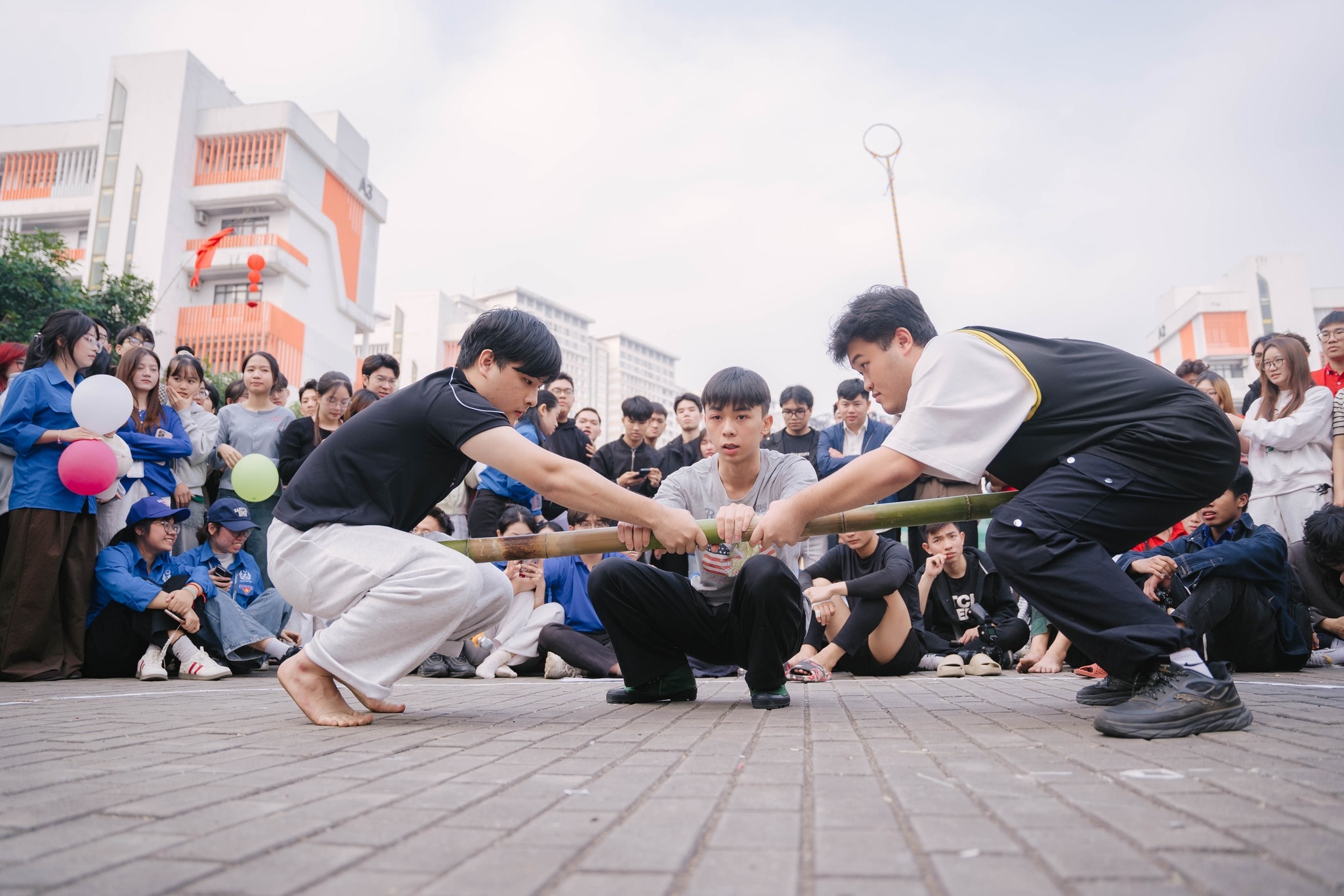 Không khí sôi nổi của các trò chơi dân gian. Ảnh: BTC