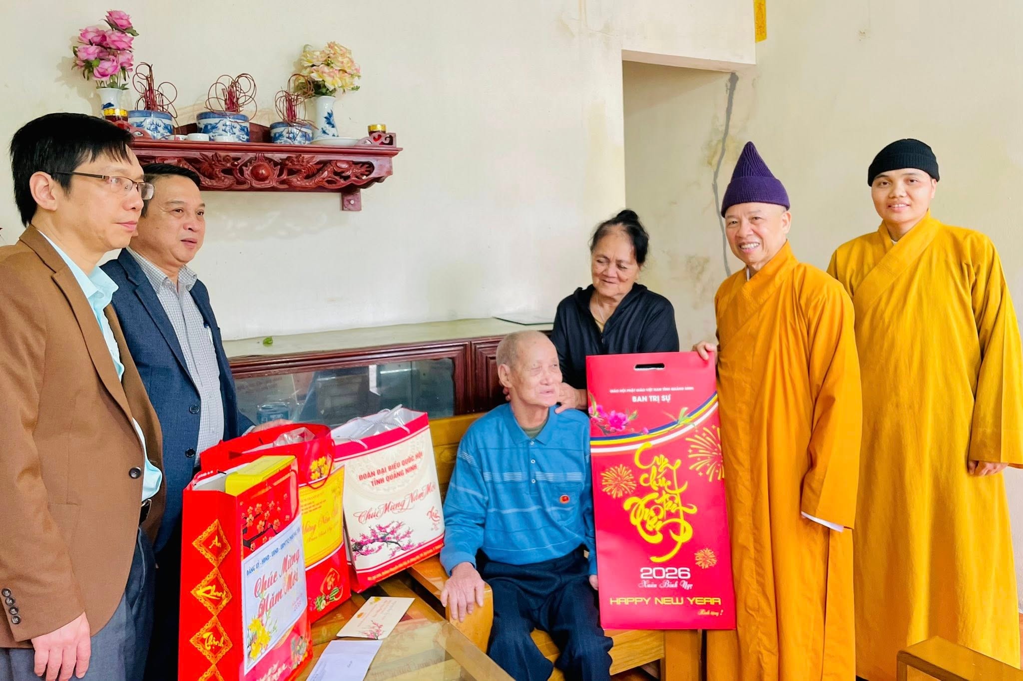 Hòa thượng Thích Thanh Quyết, ĐBQH tỉnh Quảng Ninh cùng đoàn công tác thăm, tặng quà Tết gia đình chính sách, hộ có hoàn cảnh khó khăn tại phường Yên Tử.