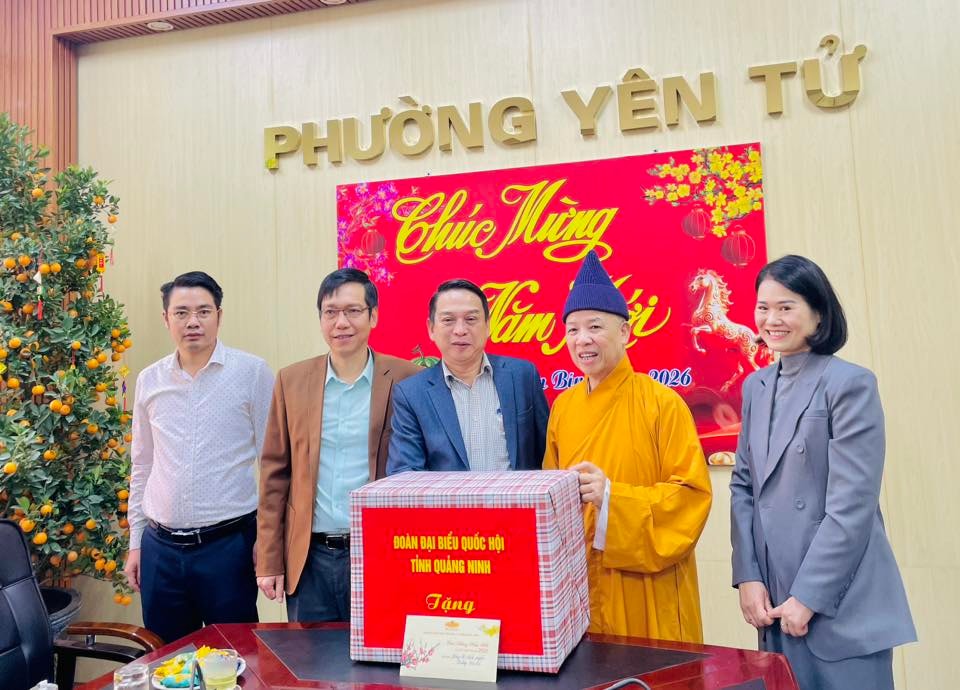 Hòa thượng Thích Thanh Quyết, ĐBQH tỉnh Quảng Ninh thăm, tặng quà Tết Đảng bộ, chính quyền và Nhân dân phường Yên Tử