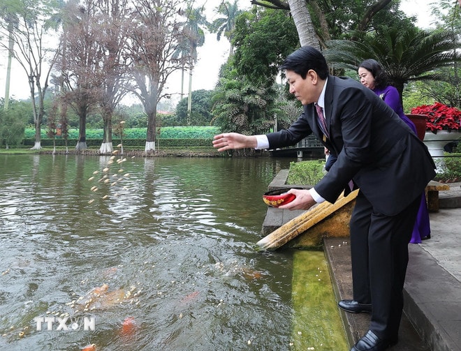 ttxvn-chu-tich-nuoc-dang-huong-tuong-nho-chu-tich-ho-chi-minh-tai-nha-67-2-resize.jpg