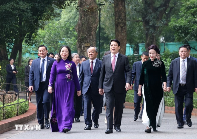 ttxvn-chu-tich-nuoc-dang-huong-tuong-nho-chu-tich-ho-chi-minh-tai-nha-67-5-resize.jpg