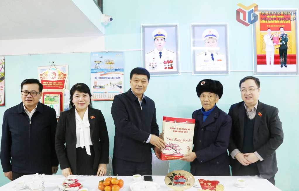 Phó Chủ tịch Quốc hội Vũ Hồng Thanh và các ĐBQH tỉnh tặng quà, chúc Tết Anh hùng Lực lượng vũ trang Nguyễn Văn Phả