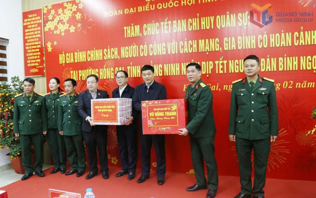 Phó Chủ tịch Quốc hội Vũ Hồng Thanh và các ĐBQH tỉnh tặng quà, chúc Tết Ban Chỉ huy Quân sự phường Hồng Gai